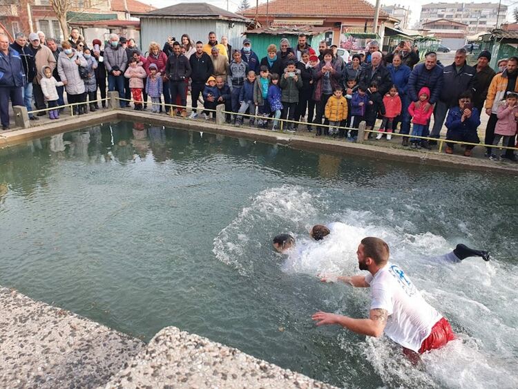 Зрелостник извади кръста от водата в Първомай