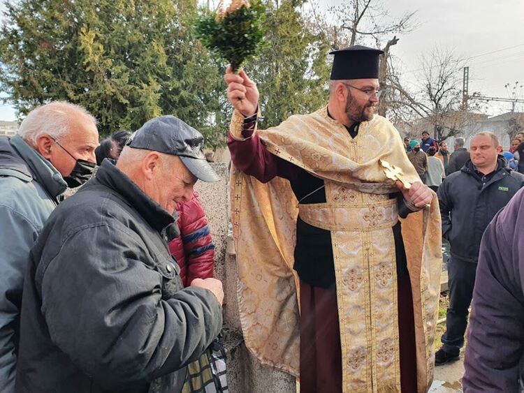 Зрелостник извади кръста от водата в Първомай
