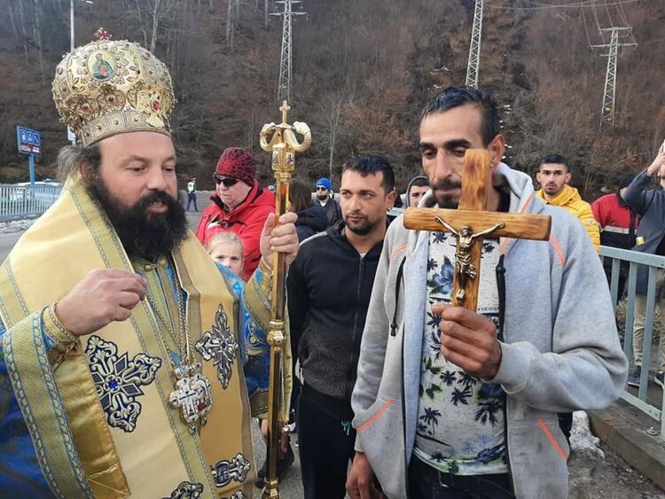 12 смелчаци нагазиха водите на р.Черна за Божия кръст, улови го 31-годишен смолянчанин