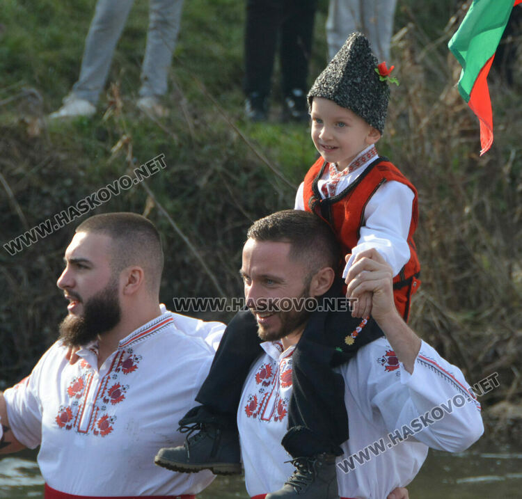 Военен извади кръста от река Харманлийска на Богоявление