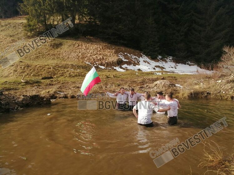 24-годишният Атанас Андреев хвана кръста на Богоявленския ритуал в Момчиловци /галерия/