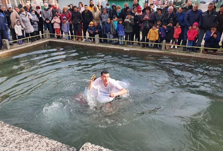 Зрелостник извади кръста от водата в Първомай