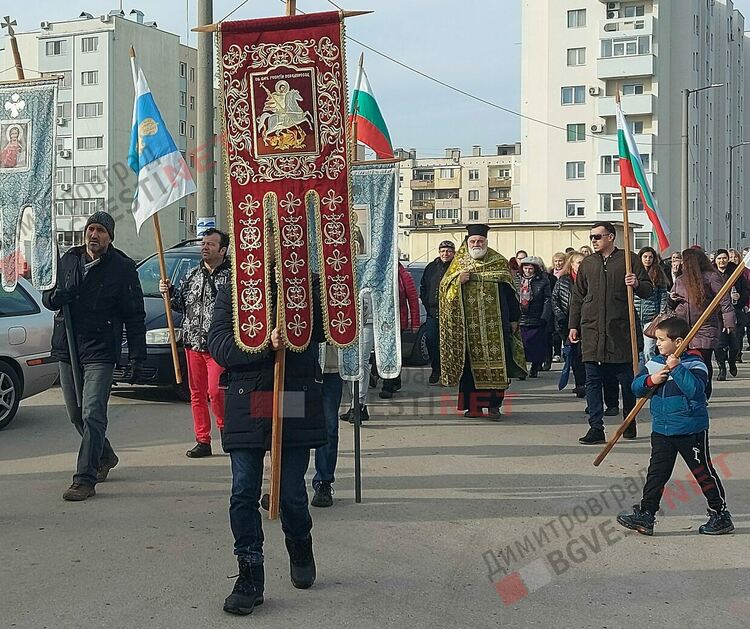 7-годишният Йордан нагази водите на р.Марица край Димитровград за Разпятието