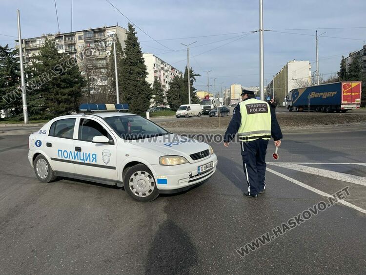 Отцепиха движението по “Васил Левски”