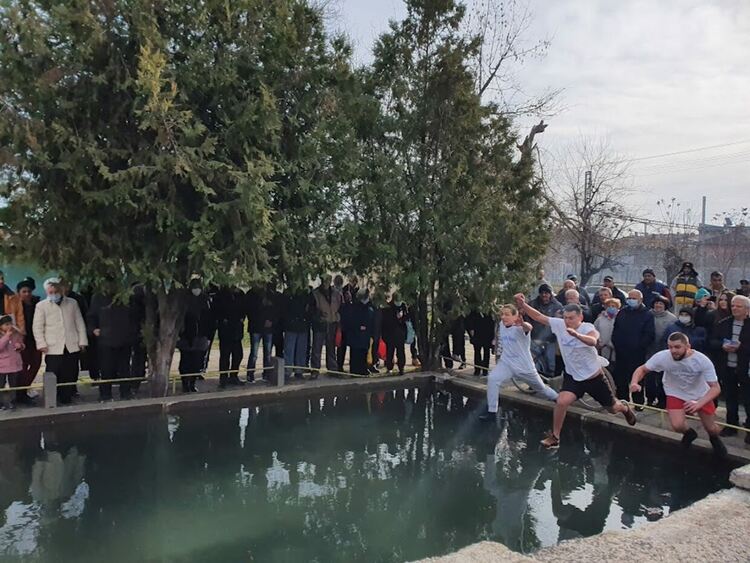 Зрелостник извади кръста от водата в Първомай