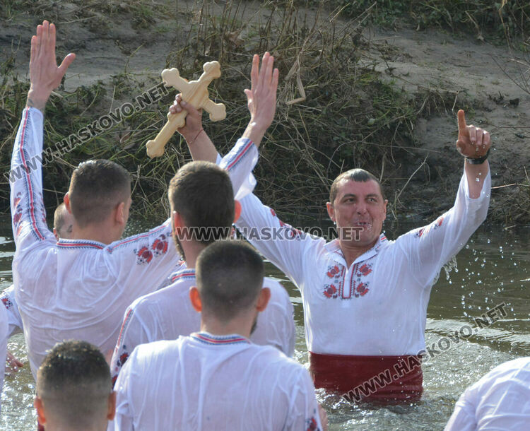 Военен извади кръста от река Харманлийска на Богоявление