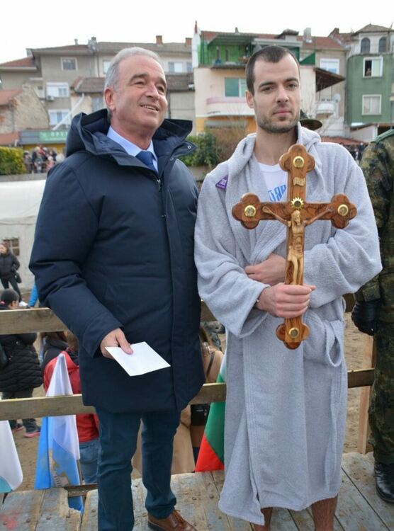 За четвърти път Мартин Пеев спасява Богоявленския кръст в Асеновград