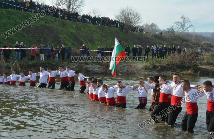 Военен извади кръста от река Харманлийска на Богоявление