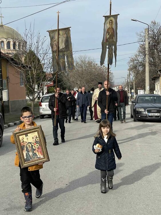 Зрелостник извади кръста от водата в Първомай