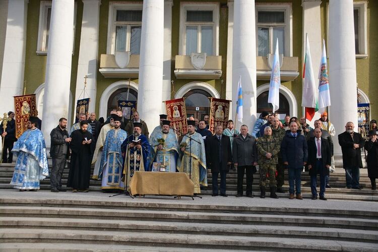 За четвърти път Мартин Пеев спасява Богоявленския кръст в Асеновград