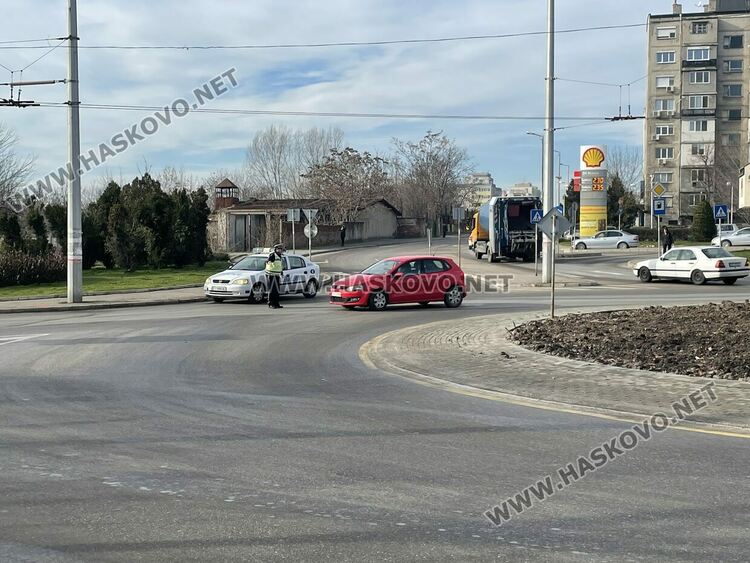 Отцепиха движението по “Васил Левски”