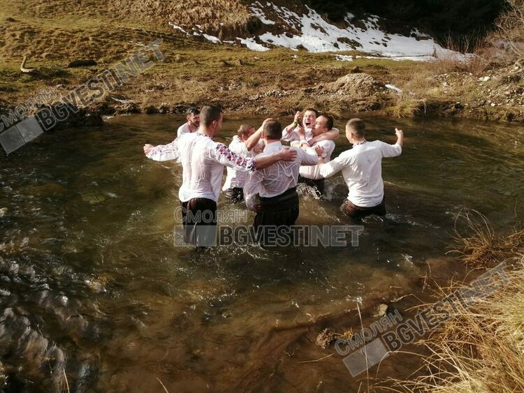 24-годишният Атанас Андреев хвана кръста на Богоявленския ритуал в Момчиловци /галерия/