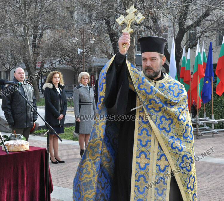 Богоявленски водосвет на бойните знамена в Хасково