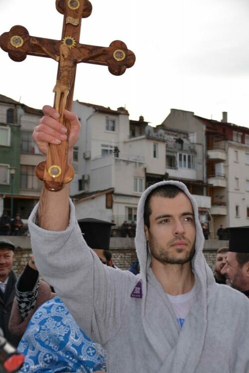 За четвърти път Мартин Пеев спасява Богоявленския кръст в Асеновград