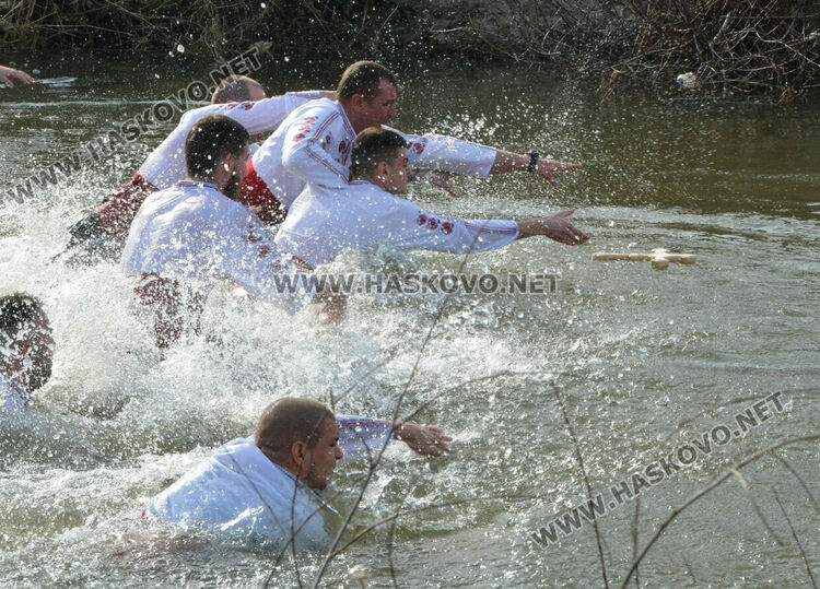 Военен извади кръста от река Харманлийска на Богоявление