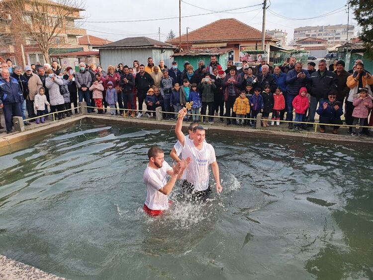 Зрелостник извади кръста от водата в Първомай