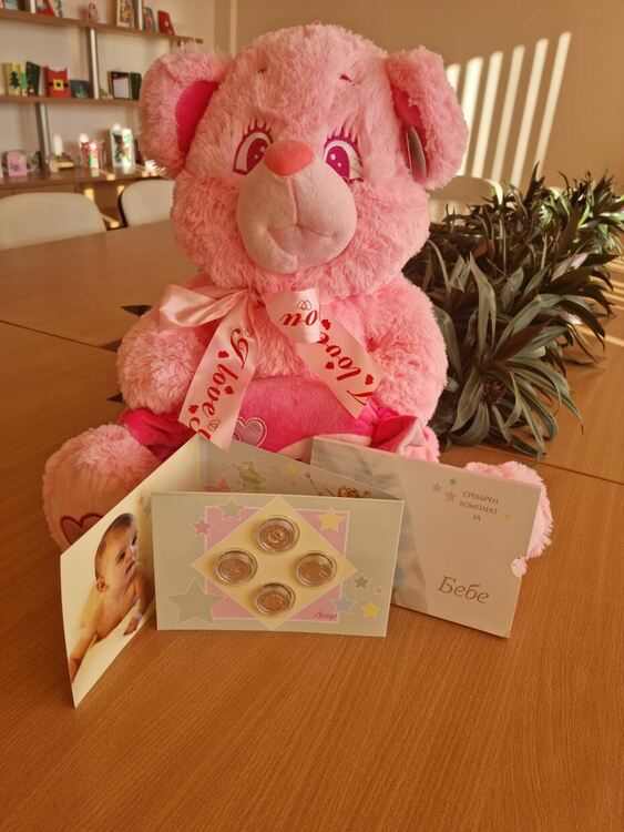 Първото бебе за 2022 година в Димитровград получи подаръци от Общината