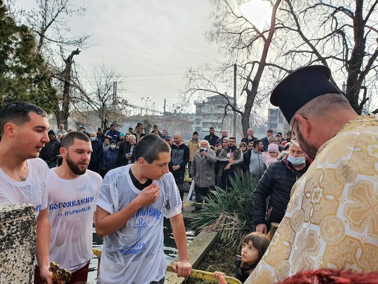 Зрелостник извади кръста от водата в Първомай