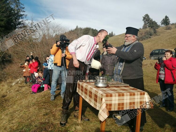 24-годишният Атанас Андреев хвана кръста на Богоявленския ритуал в Момчиловци /галерия/