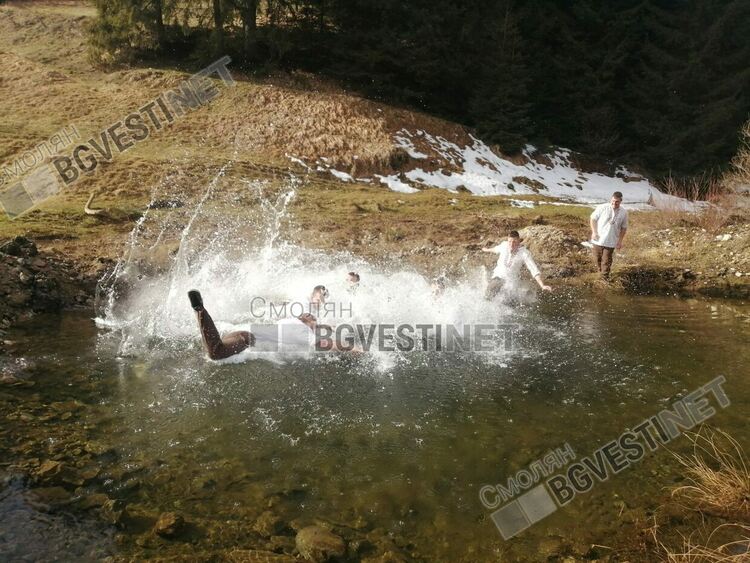 24-годишният Атанас Андреев хвана кръста на Богоявленския ритуал в Момчиловци /галерия/