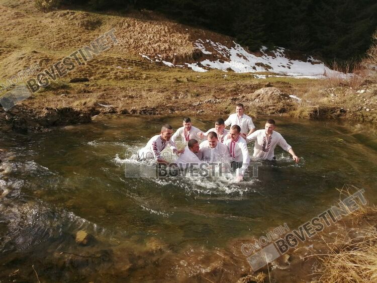 24-годишният Атанас Андреев хвана кръста на Богоявленския ритуал в Момчиловци /галерия/