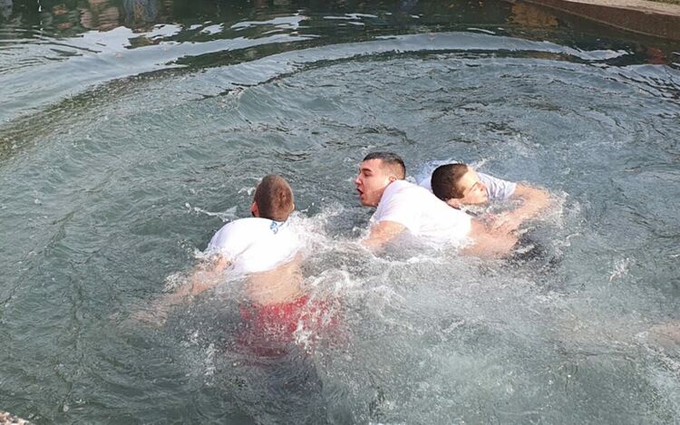 Зрелостник извади кръста от водата в Първомай