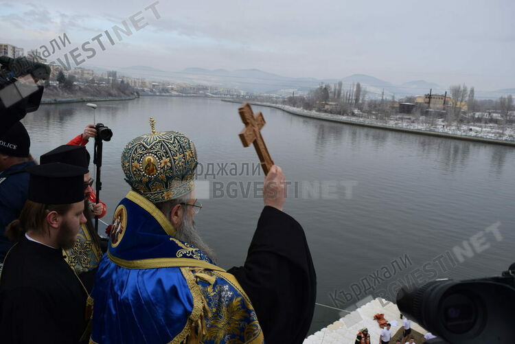 Над 60 младежи и момчета ще скачат днес за кръста на Богоявление в Кърджали