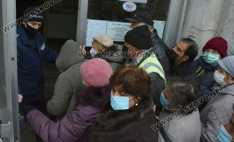 Напрежение и нерви на опашката пред пощата в първия ден за пенсии в Хасково