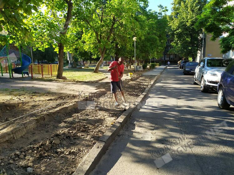 Кърджали се сдоби със „Златен тротоар”,разкопаван и настилан е три пъти през последните пет години/снимки/