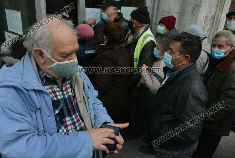 Напрежение и нерви на опашката пред пощата в първия ден за пенсии в Хасково