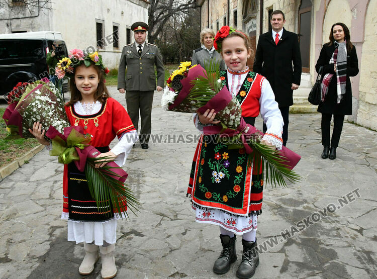 Хасковлии посрещнаха митрополит Николай в църквата „Света Богородица“ на Ивановден