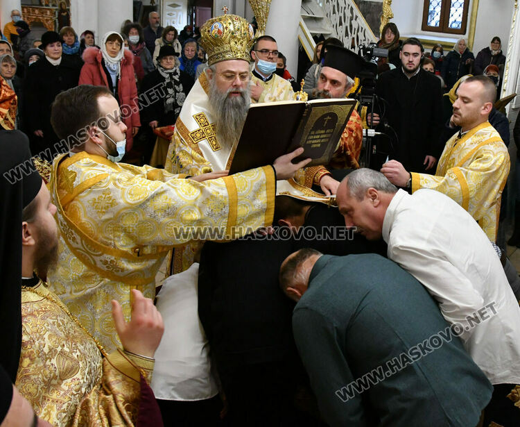 Хасковлии посрещнаха митрополит Николай в църквата „Света Богородица“ на Ивановден