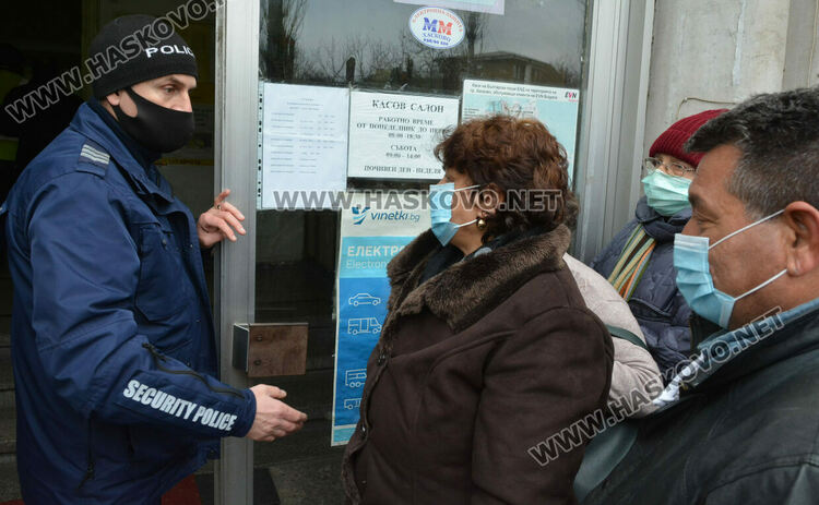 Напрежение и нерви на опашката пред пощата в първия ден за пенсии в Хасково