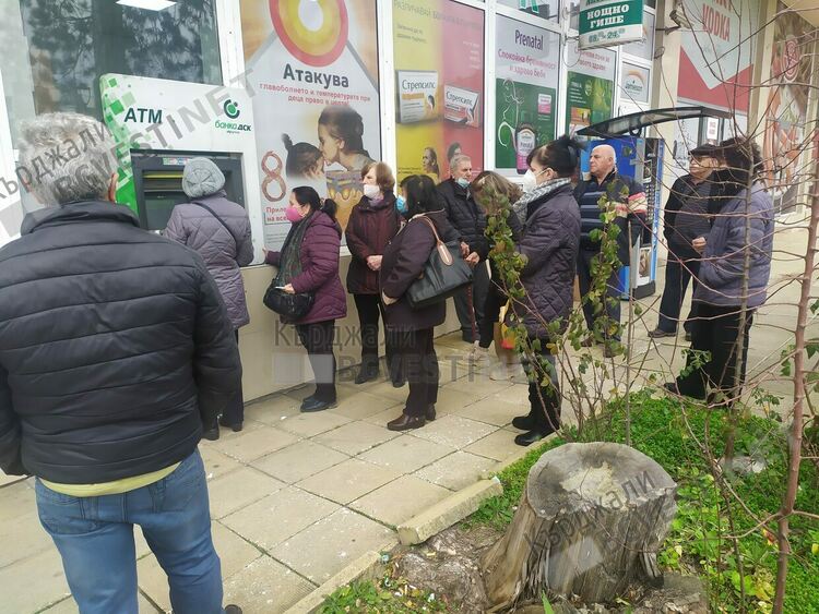 Опашки се извиха пред банкоматите в Кърджали днес, започна разплащането на пенсиите