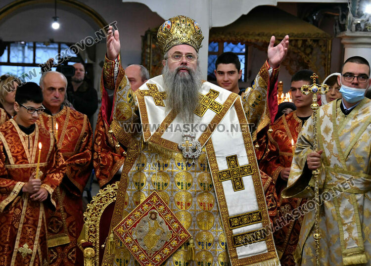 Хасковлии посрещнаха митрополит Николай в църквата „Света Богородица“ на Ивановден