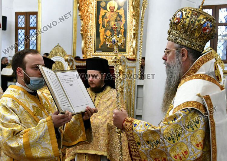 Хасковлии посрещнаха митрополит Николай в църквата „Света Богородица“ на Ивановден