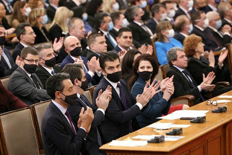 Най-накрая депутатите приеха да влизат със зелен сертификат в НС