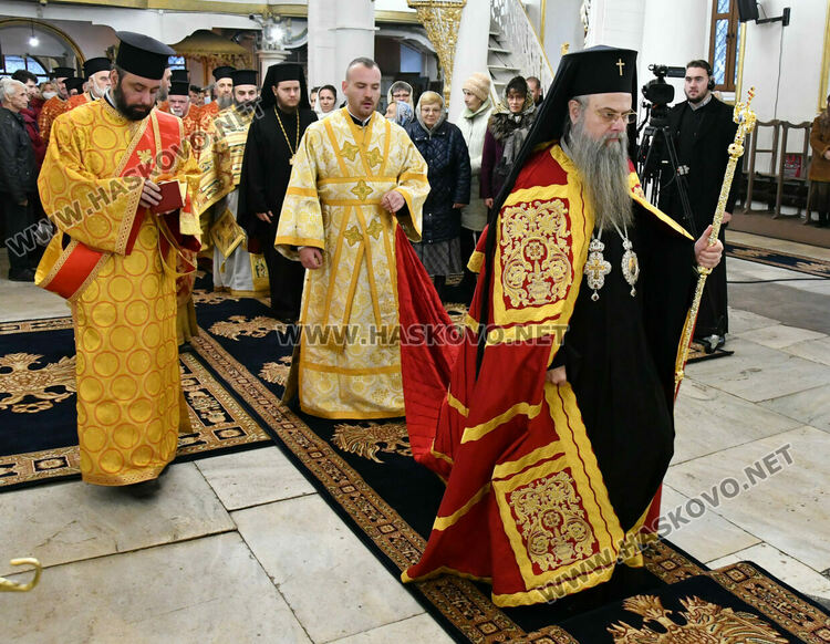 Хасковлии посрещнаха митрополит Николай в църквата „Света Богородица“ на Ивановден