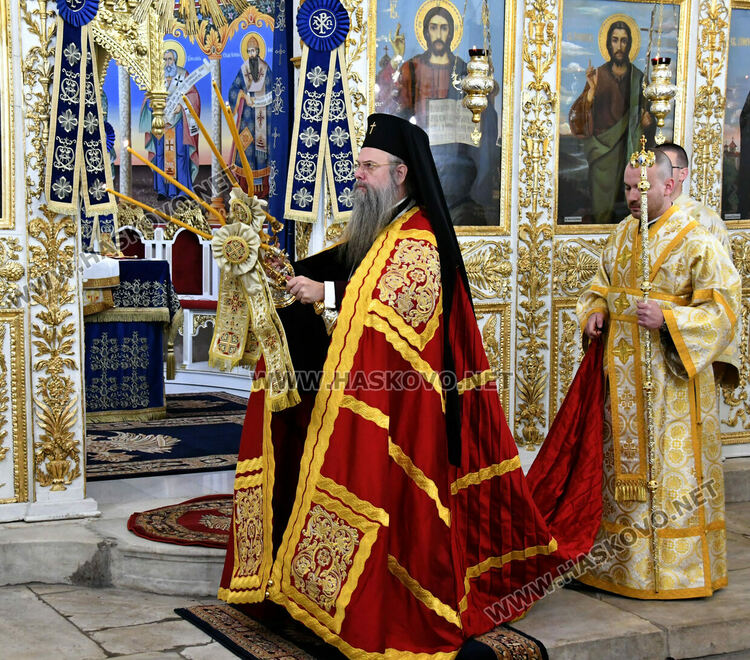 Хасковлии посрещнаха митрополит Николай в църквата „Света Богородица“ на Ивановден