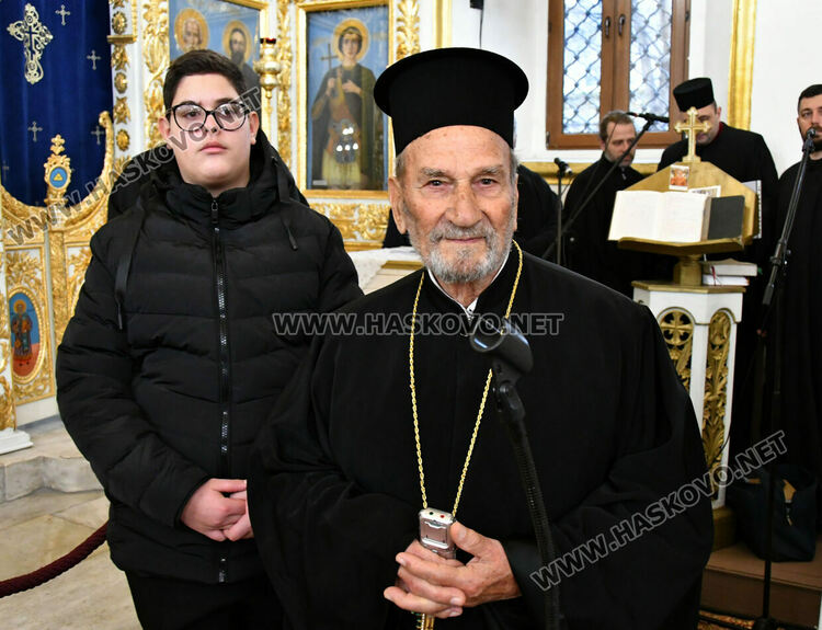 Хасковлии посрещнаха митрополит Николай в църквата „Света Богородица“ на Ивановден