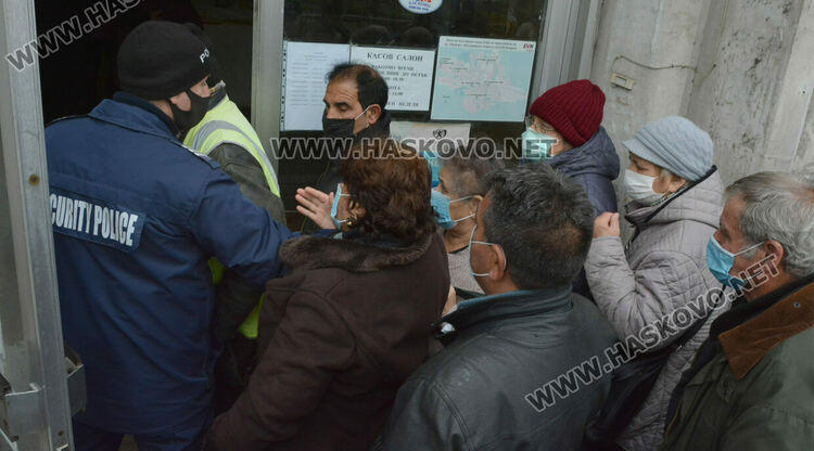 Напрежение и нерви на опашката пред пощата в първия ден за пенсии в Хасково