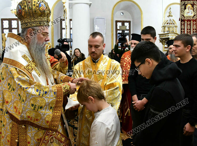Хасковлии посрещнаха митрополит Николай в църквата „Света Богородица“ на Ивановден