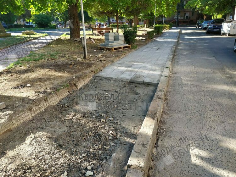 Кърджали се сдоби със „Златен тротоар”,разкопаван и настилан е три пъти през последните пет години/снимки/
