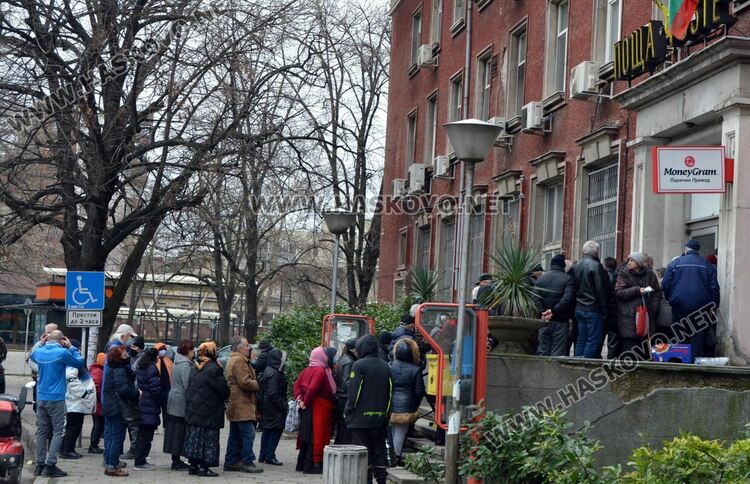 Напрежение и нерви на опашката пред пощата в първия ден за пенсии в Хасково