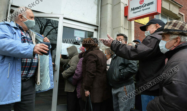 Напрежение и нерви на опашката пред пощата в първия ден за пенсии в Хасково