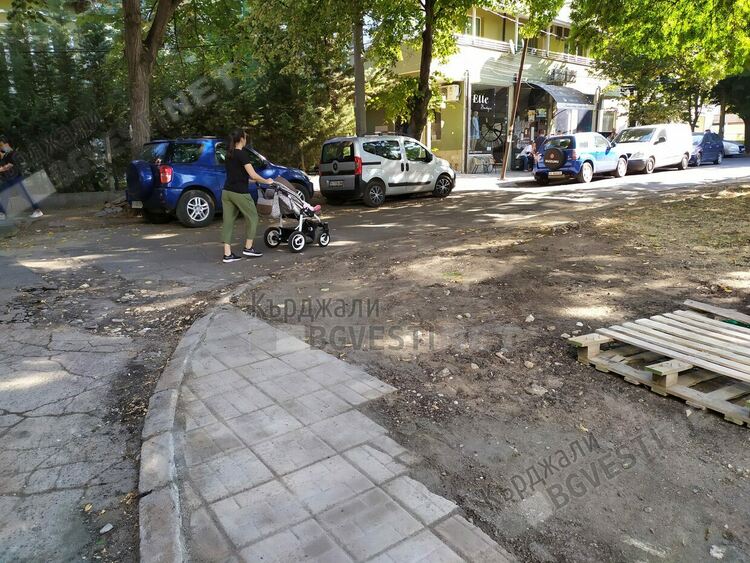 Кърджали се сдоби със „Златен тротоар”,разкопаван и настилан е три пъти през последните пет години/снимки/