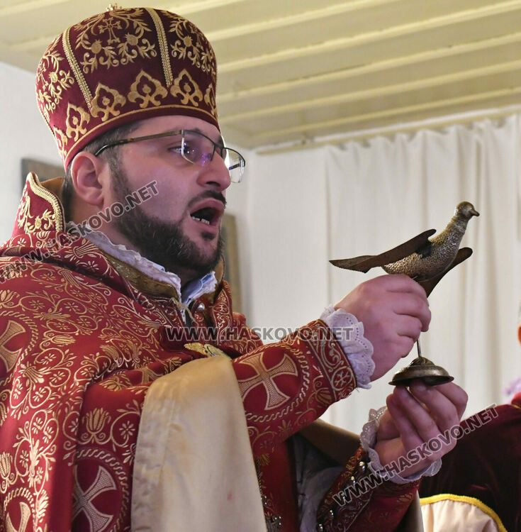 Освещаване на нарове и литургия в арменската църква в Хасково