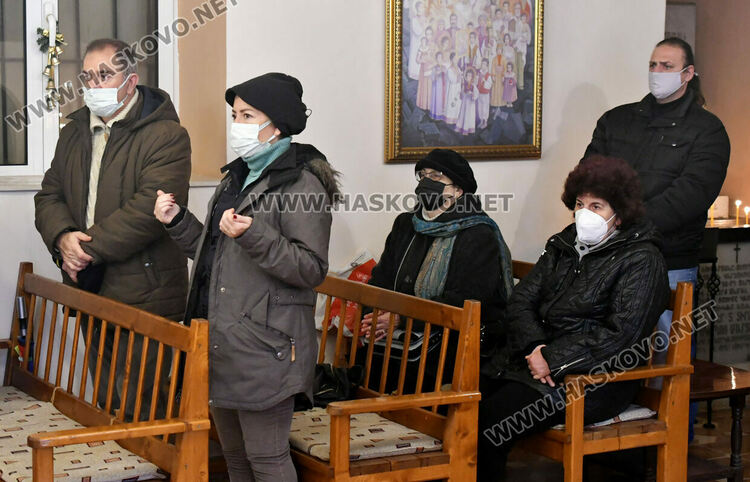 Освещаване на нарове и литургия в арменската църква в Хасково