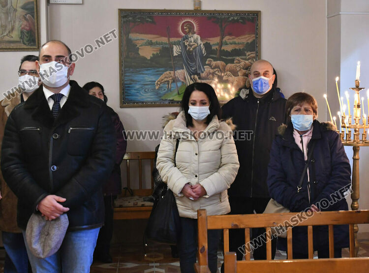 Освещаване на нарове и литургия в арменската църква в Хасково