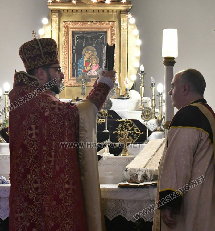Освещаване на нарове и литургия в арменската църква в Хасково